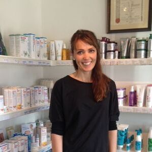 Kvinne med brunt hår og svart bluse