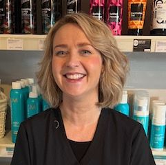 Kvinne med lyst hår og svart bluse